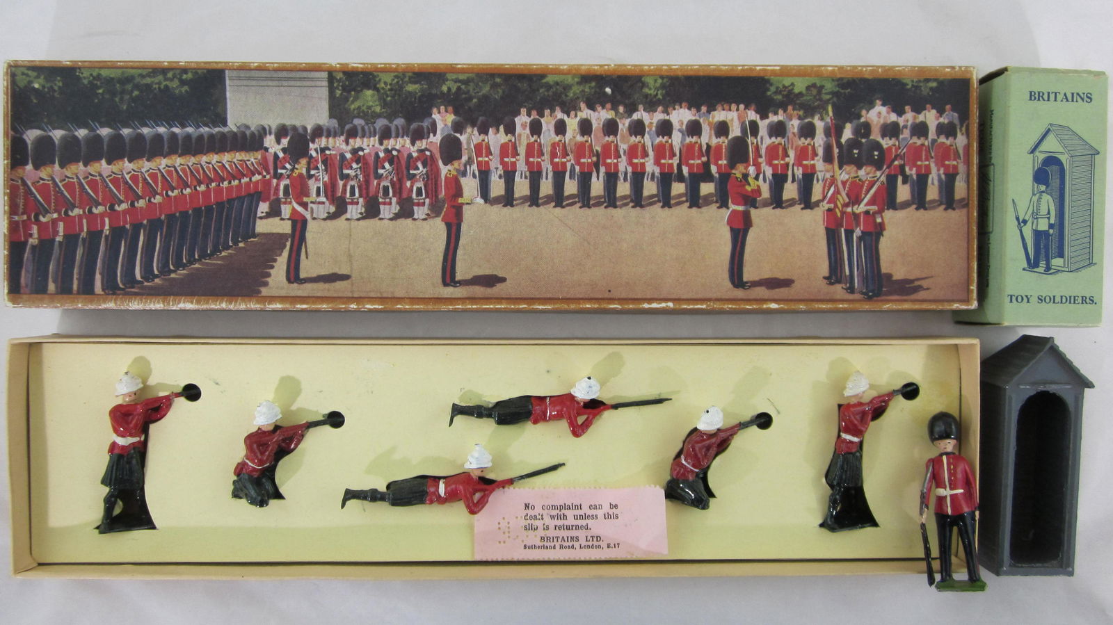 Britains #3S Highlanders And #329 Sentry Box. (1 of 1)