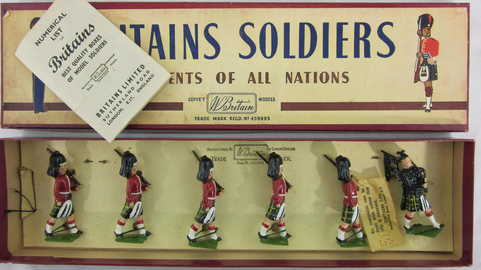 Britains Set #77 Gordon Highlanders And Piper. (1 of 1)