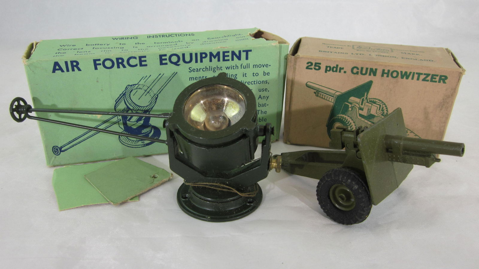Britains Set #1640 Searchlight And #2026 Gun.: Post War. Boxed Searchlight circa 1950s. Condition Mint in good illustrated label box, inner flap off but present, small part of box side torn away. Also included is #2026 25 Pounder Gun, condition ve