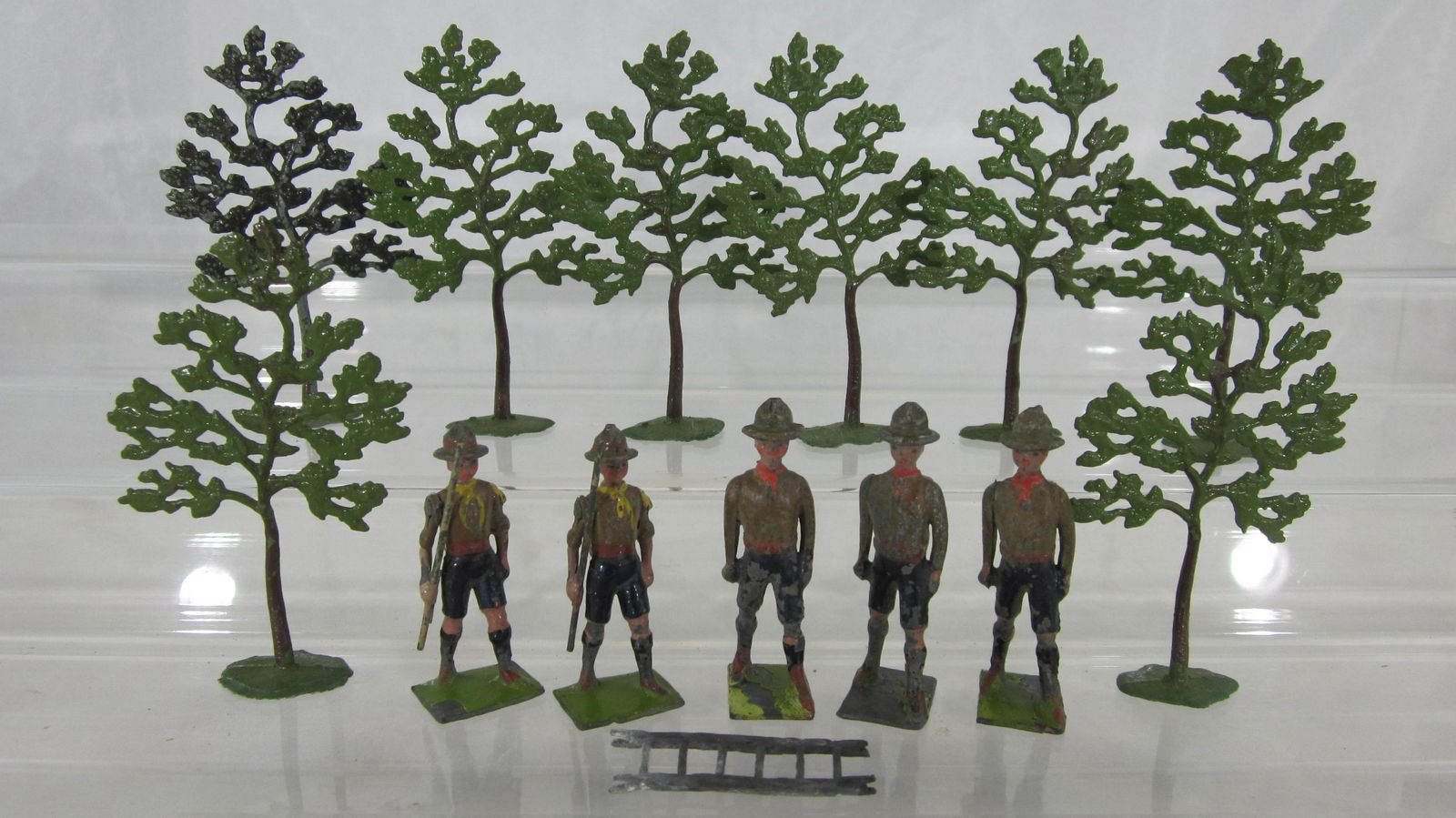 Britains Assorted Boy Scouts And Trees. (1 of 1)