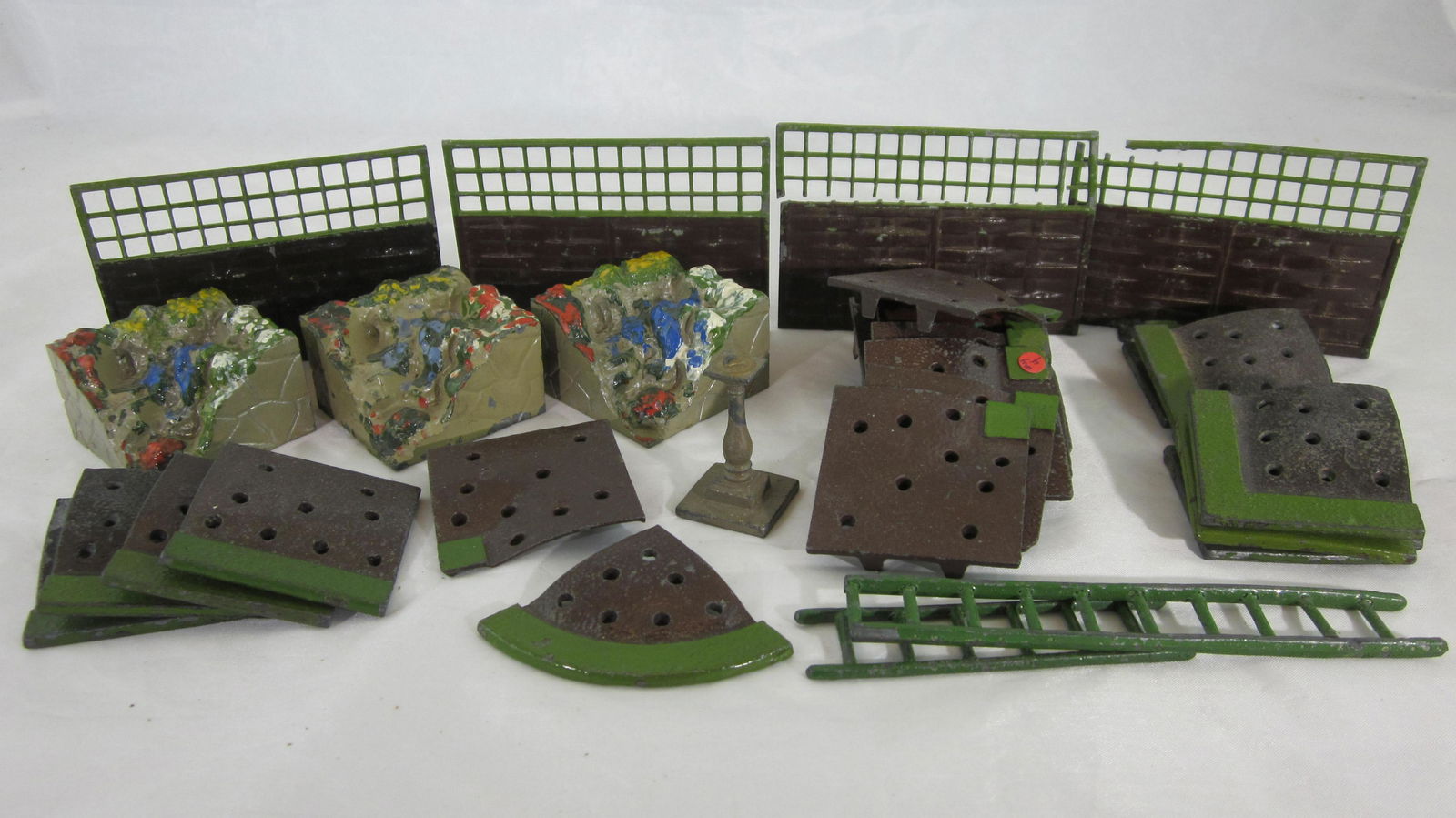 Britains Garden Assortment.: UNBOXED garden including 3 rockery inner corners, 4 lattice fences, 1 round, 9 outer corner, 10 inner corner and 2 short straight flower bed pieces plus 2 ladders and sundial. 32 pieces, only produced