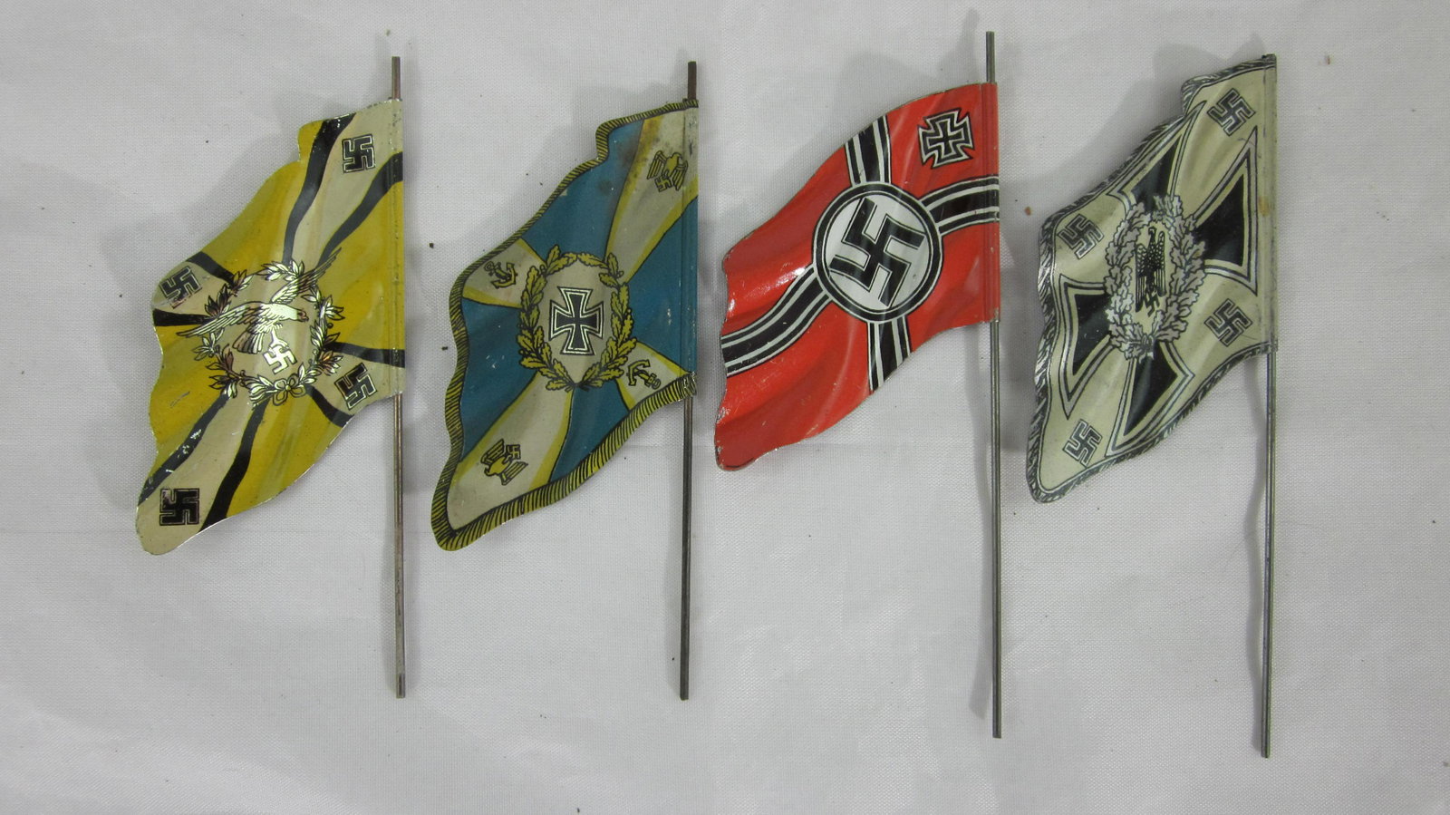 Elastolin Various Tin-Lithographed Flags.: UNBOXED 4 lithographed German Nazi flags. Luftwaffe Standard, Red Parade Standard, Sturm Nazi Infantry Standard and Navy Standard. 4 pieces, condition very good to excellent, wonderful detail. These w