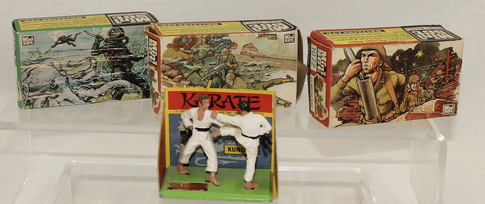Britains Lot Mini US Machine Gun Mortar Team: Mini Set Series. Lot includes #1071 US Machine Gun with Crew, #1072 US Mortar Team, #1091 Frogman and Octopus and #937 Karate Kung Fu Duplex From Deetail. 4 Pieces. Condition Very Good to Excellent. C