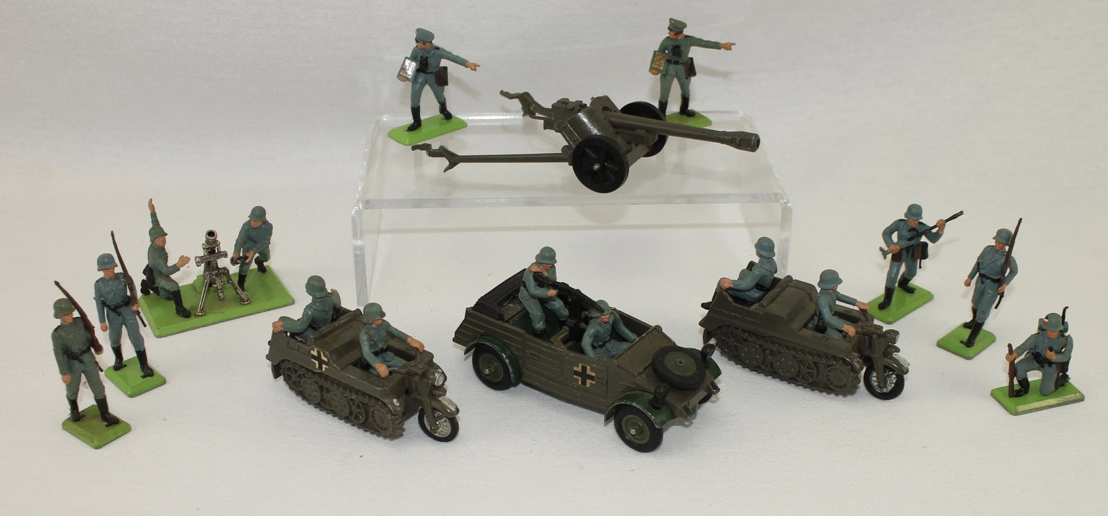Britains German Troops Kubelwagon: Deetail Series. Lot includes German Army, Kubelwagon, 2 Armored Motorcyclists and Motor Gun with Crew. 18 Pieces. Condition Good. No Box.