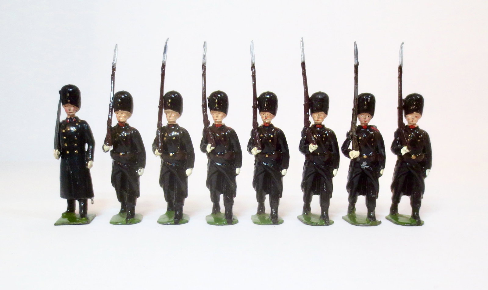 Britains #2009 Belgian Grenadiers: Post war issue. 8 pieces. Excellent condition. Unboxed.