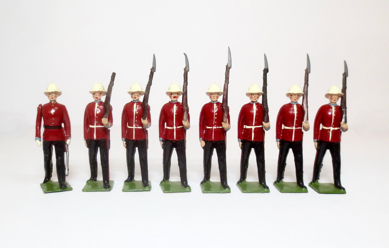 Britains #9157 Princess Pat's Light Infantry: Post war issue. 8 pieces. Excellent overall condition (missing one bayonet). Unboxed.