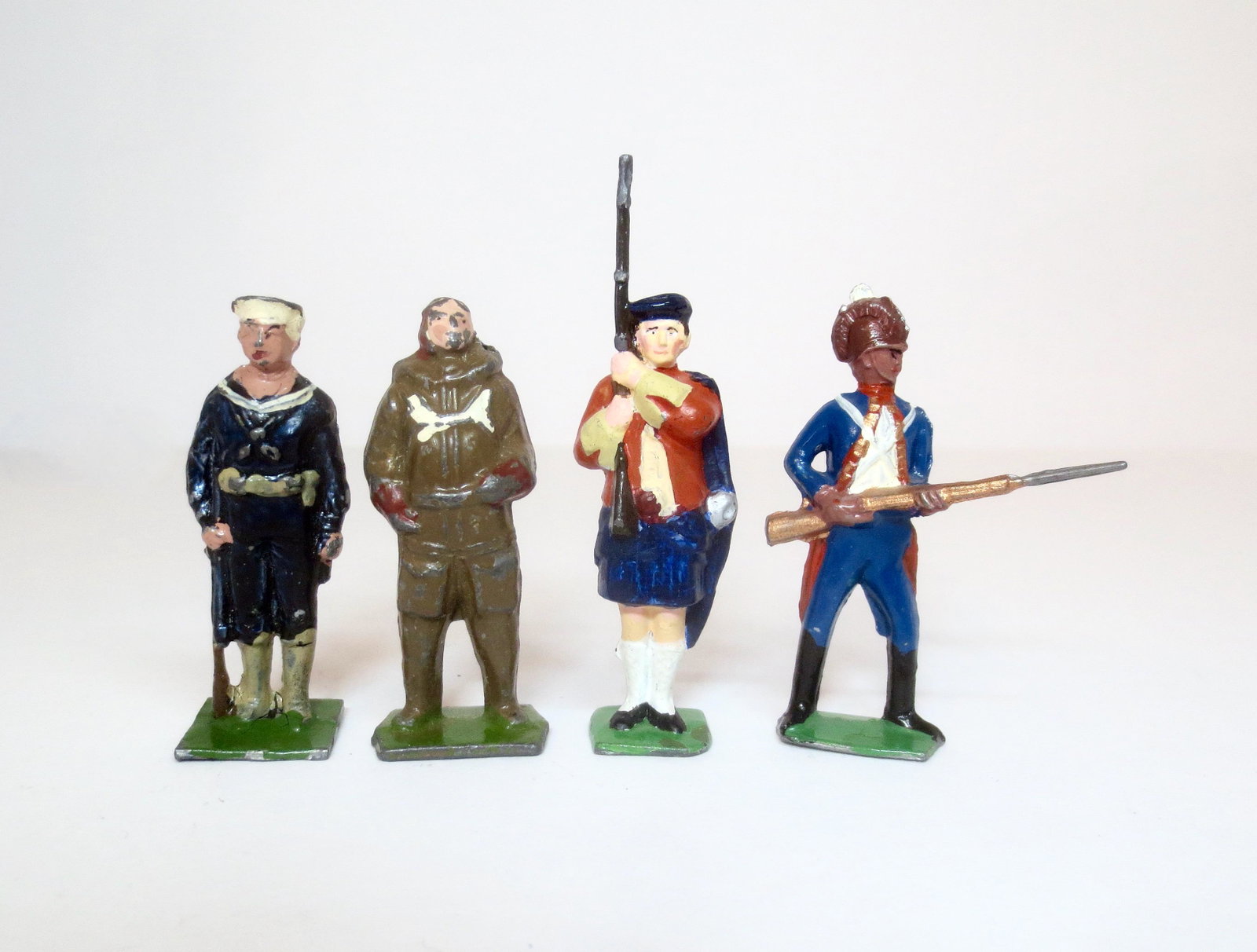 Jones Military Miniatures Single Figures: U.S. Navy of 1941, Aviator of 1941, Highlander of 1757 (matt paint & missing bayonet), and U.S. Infantry of 1809. 54mm scale. 4 pieces. Excellent to good condition. Unboxed.
