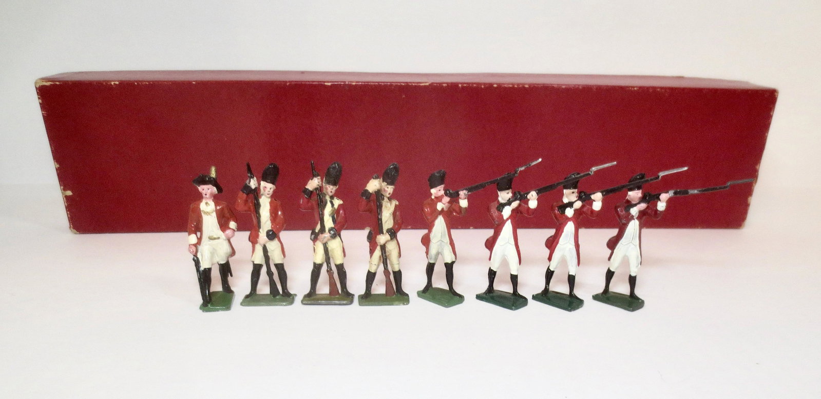 Jones British 23rd Regiment of Foot 1776: 8 pieces. Good overall condition (one broken bayonet, and mismatched paint). Box includes original side label, but is missing the top label.