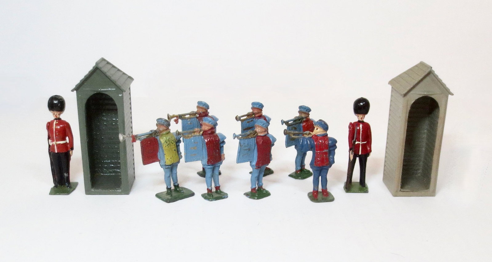 Britains Sentries & Crescent Heralds: 11 pieces. Excellent condition. Unboxed.