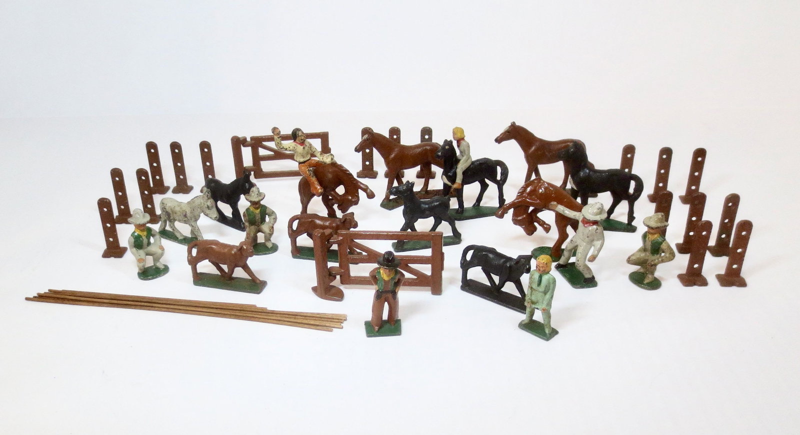 Grey Iron "American Family On The Ranch": 39 pieces, plus 8 fence poles. Excellent to very good condition. Unboxed.