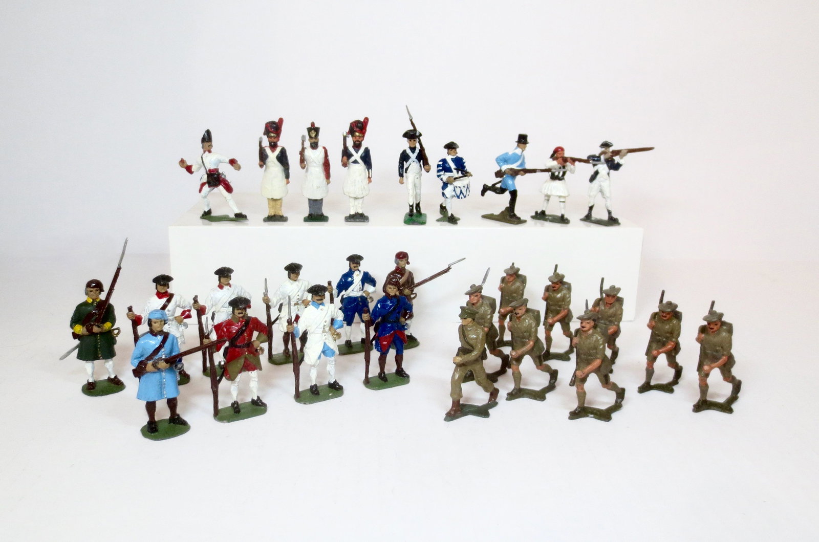 SAE Eire Soldier Collection: Variety of Regiments represented. 28 pieces. Excellent to good condition (4 missing bayonets). Unboxed.