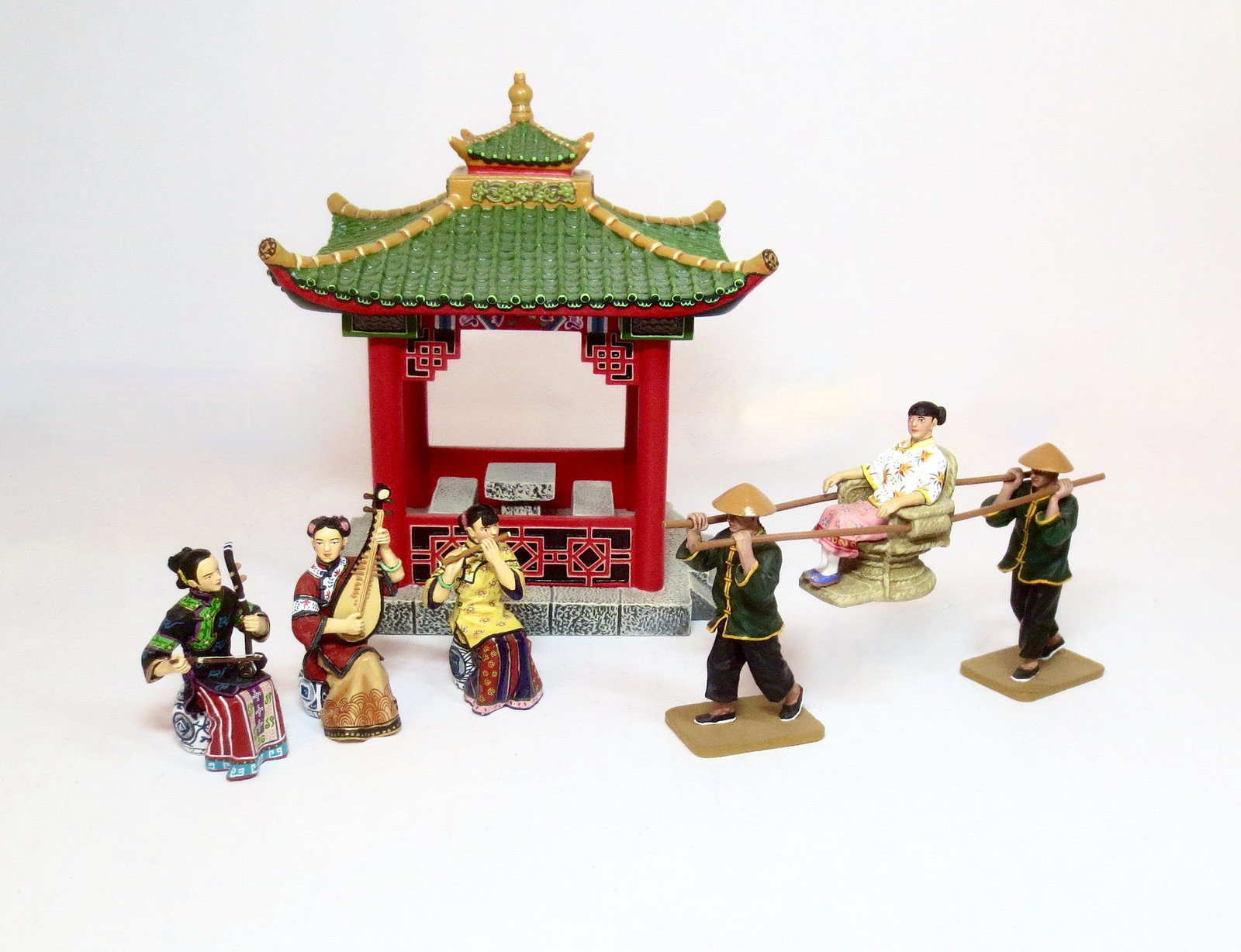 King & Country "Streets of Old Hong Kong": Assortment. Sedan Chair with Carriers, Musicians, and Pagoda. 7 pieces. Near mint condition. Unboxed.