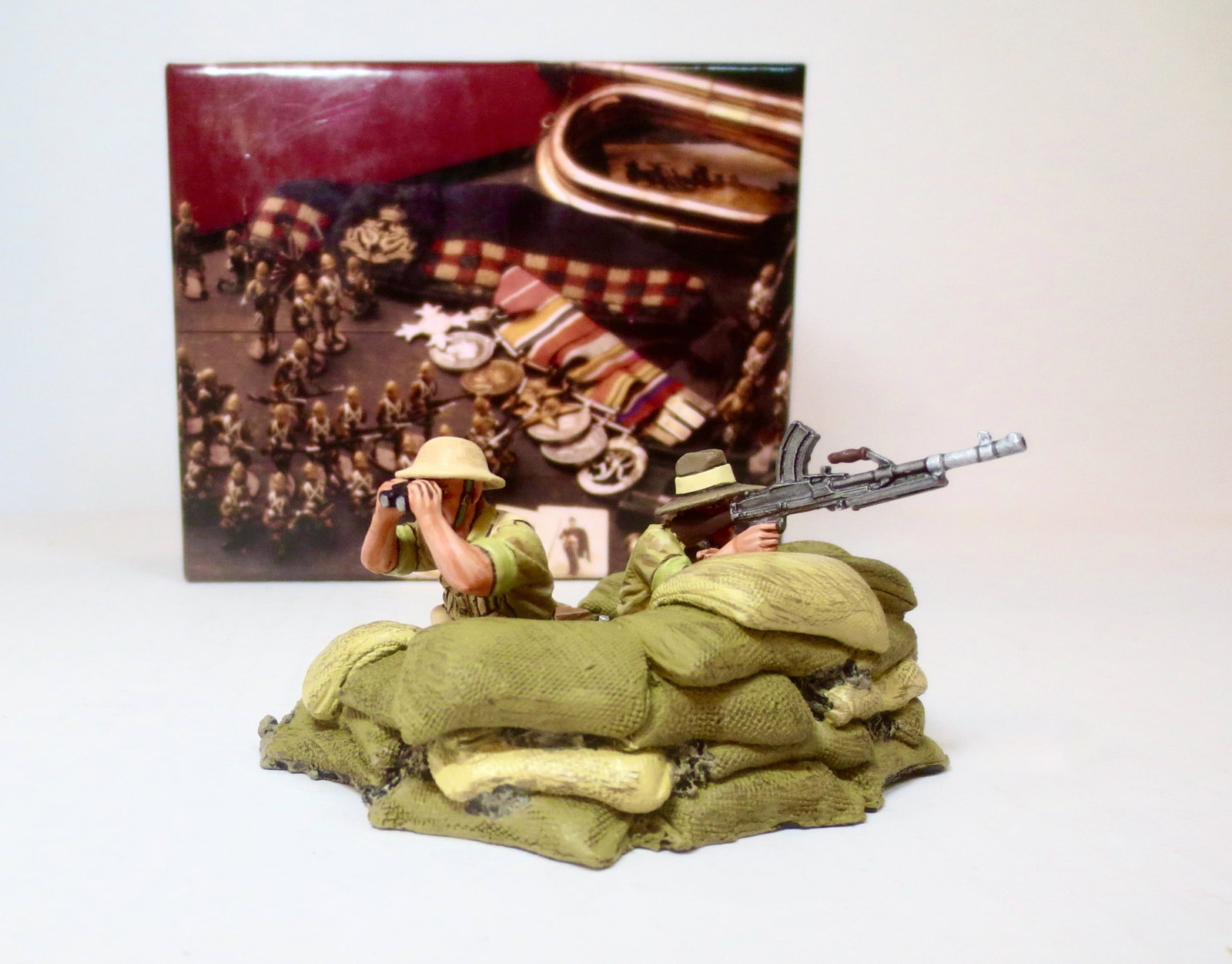 King & Country #EA125 “Trench & Bren Gun Team”: As one Aussie scans the horizon for any sign of enemy activity his mate ‘mans’ the trusty Bren Light Machine Gun. Retired set. 3 pieces. Mint condition. Box excellent.