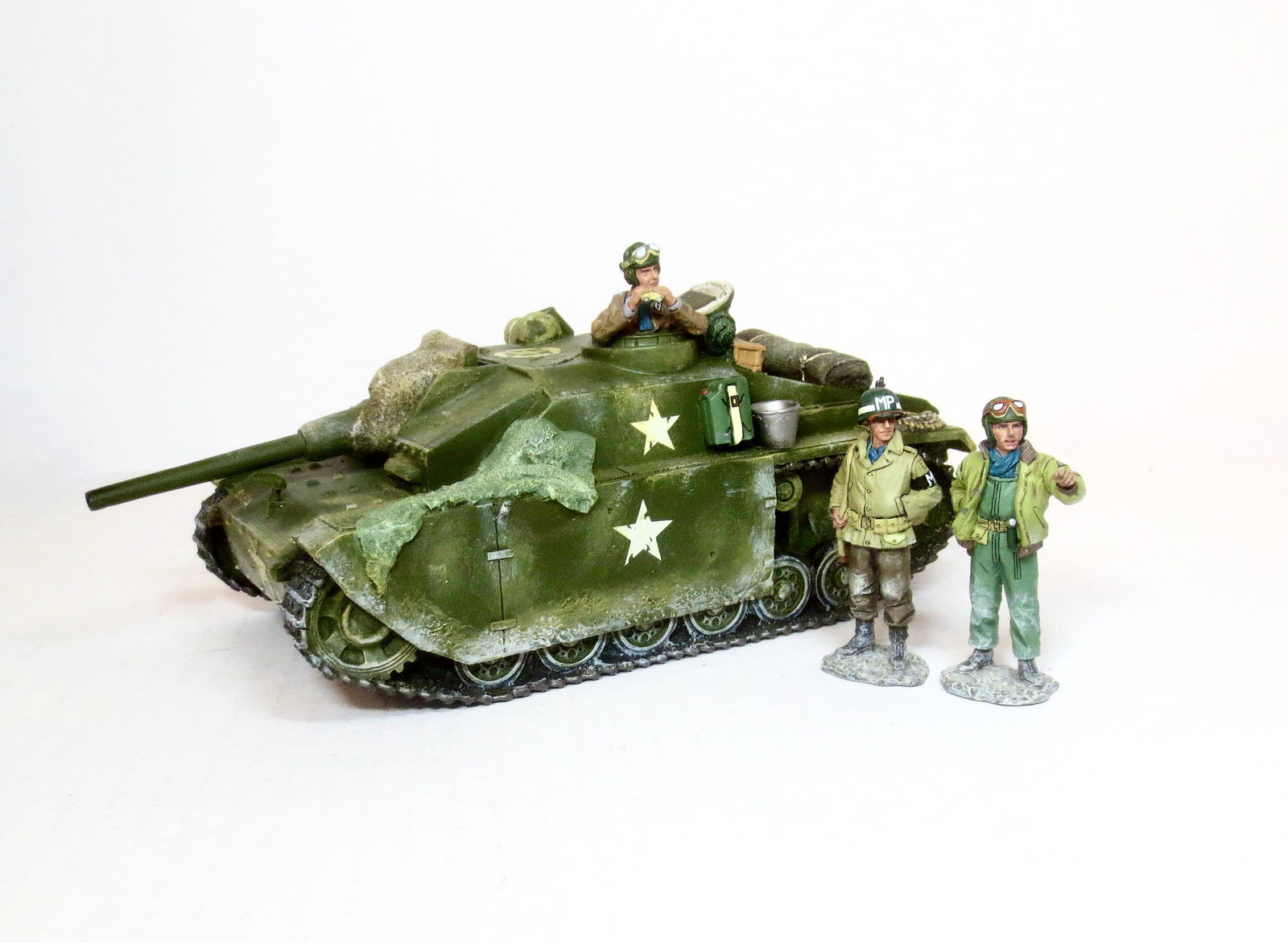 King & Country #BBA008 "Wolf in Sheep's Clothing": Retired set. A German Stug III disguised with extra plates and paint as a ‘phony’ US Tank Destroyer. 3 ‘imitation’ GI’s complete the set. Note the blue scarves. 4 pieces. Excellent condition