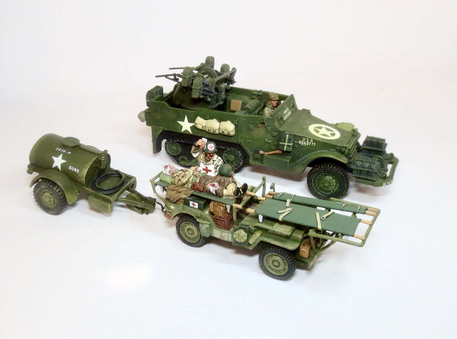 King & Country Military Vehicles: Ben Hur Water Tanker, and M16 Multiple Gun Motor Car Carriage and Medical Transport Jeep. 5 pieces. Excellent to very good condition. Unboxed.