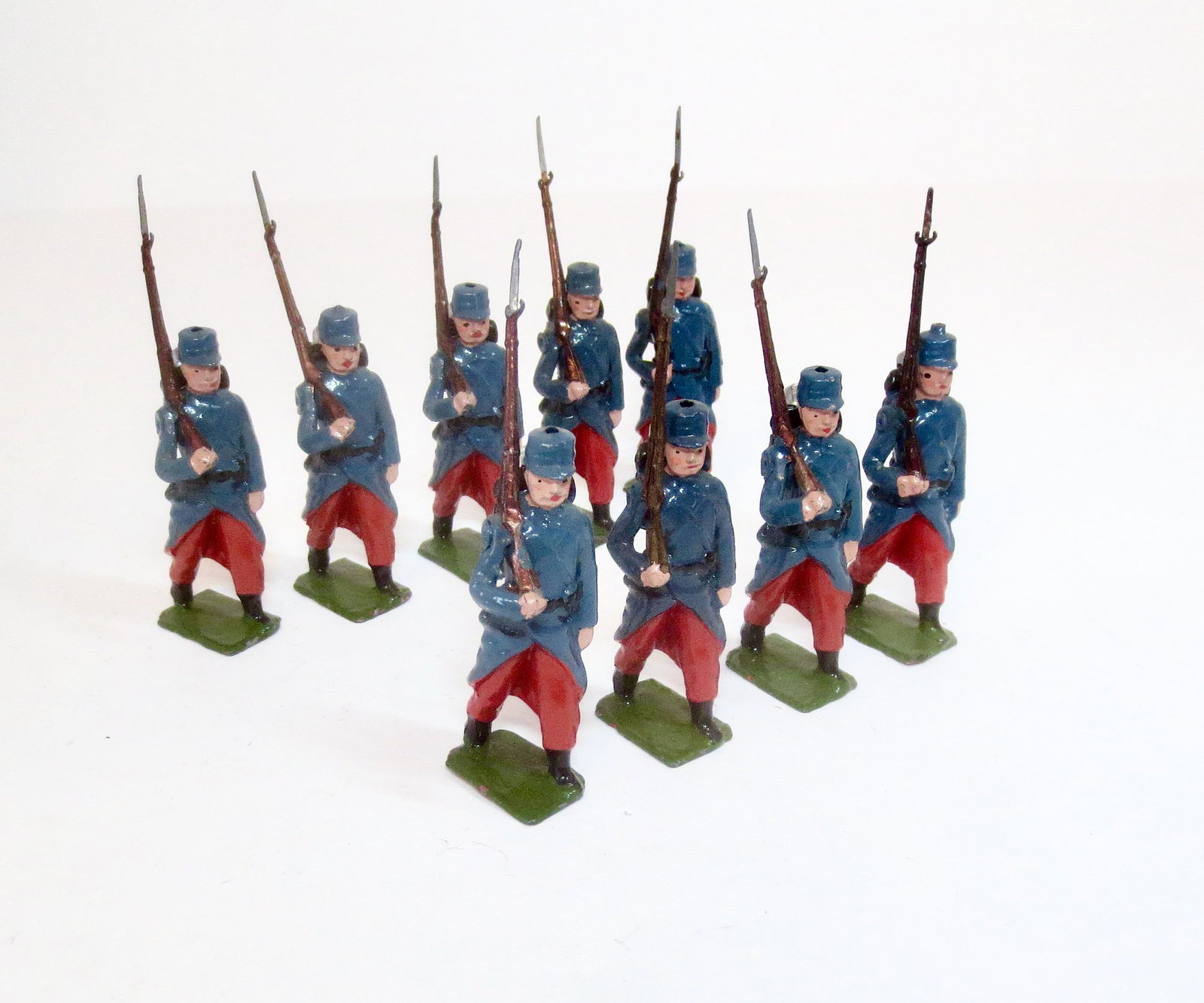 Britains #141 French Infanterie de Ligne: Post war issue. 9 pieces. Near mint condition (one bayonet tip a bit short). Unboxed.