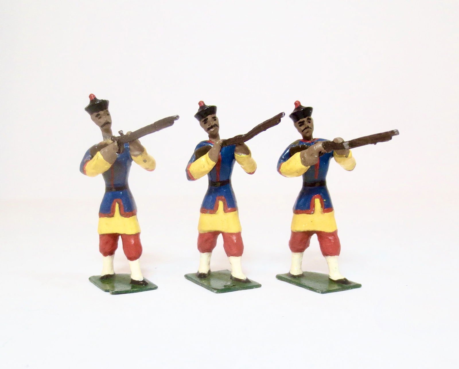 Chinese Boxer Rebellion: Unusual figures with plug heads. Heyde or similar. 54mm. 3 pieces. Near mint condition. Unboxed.