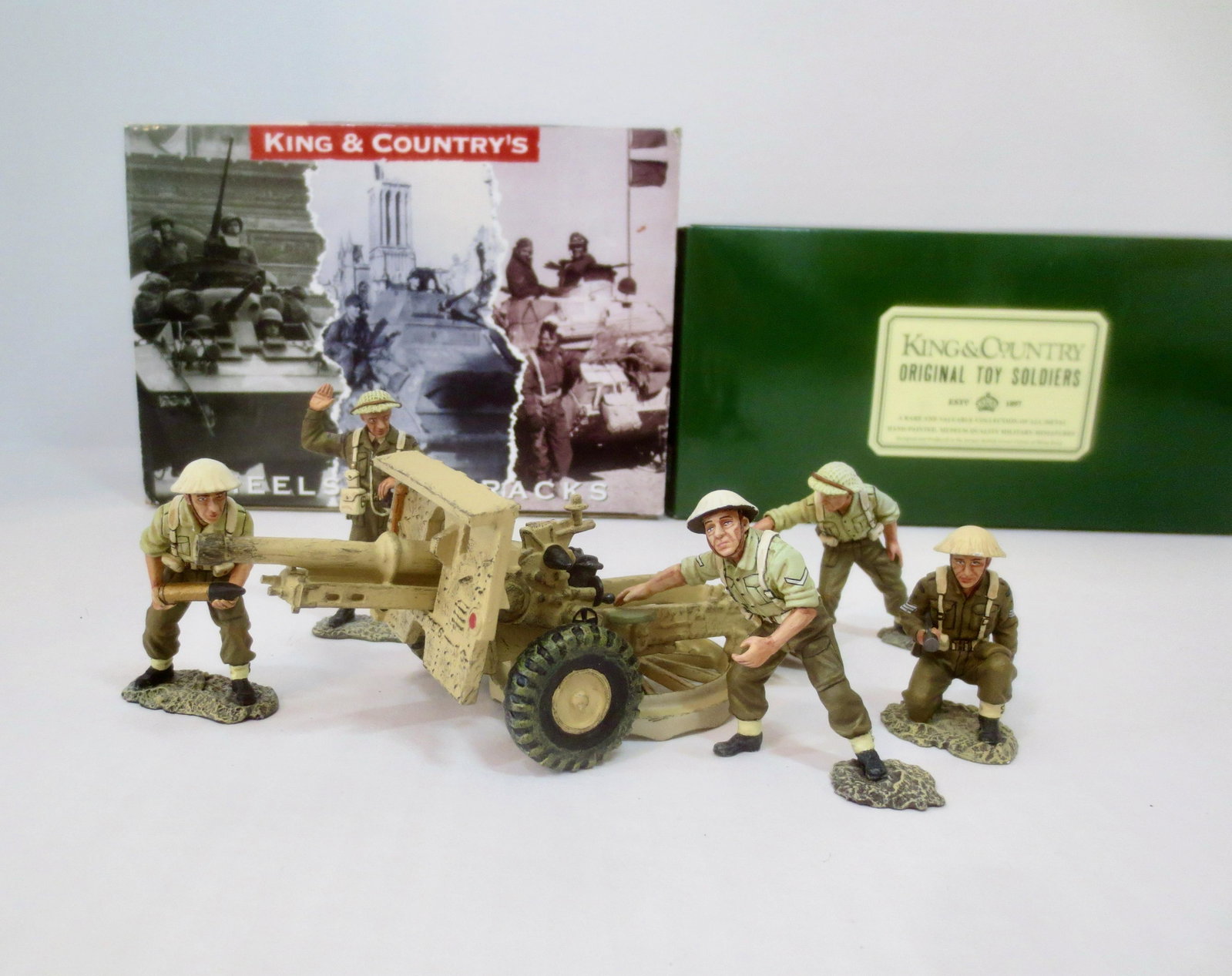 King & Country #EA004 25lb. Gun and Crew: Retired set. 6 pieces. Mint condition. Figures come with box, gun is unboxed.