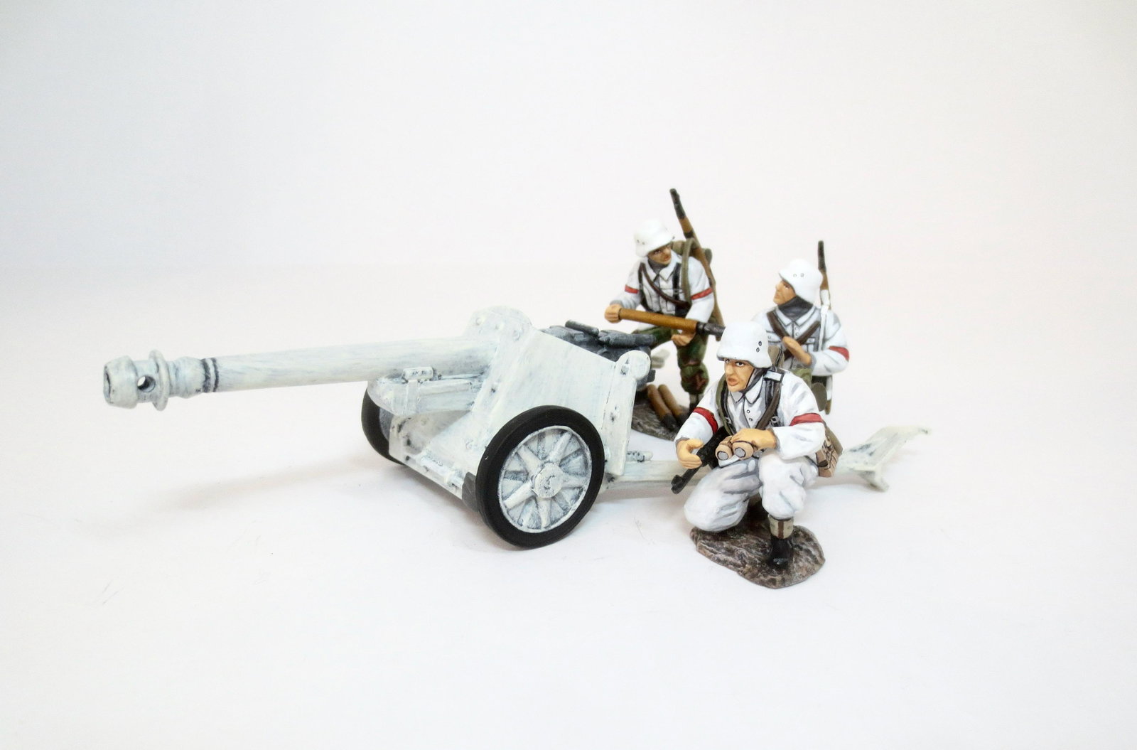 King & Country #WS18W Waffen PAK Gun & Crew: Winter version. Retired set. 4 pieces. Mint to near mint condition. Unboxed.