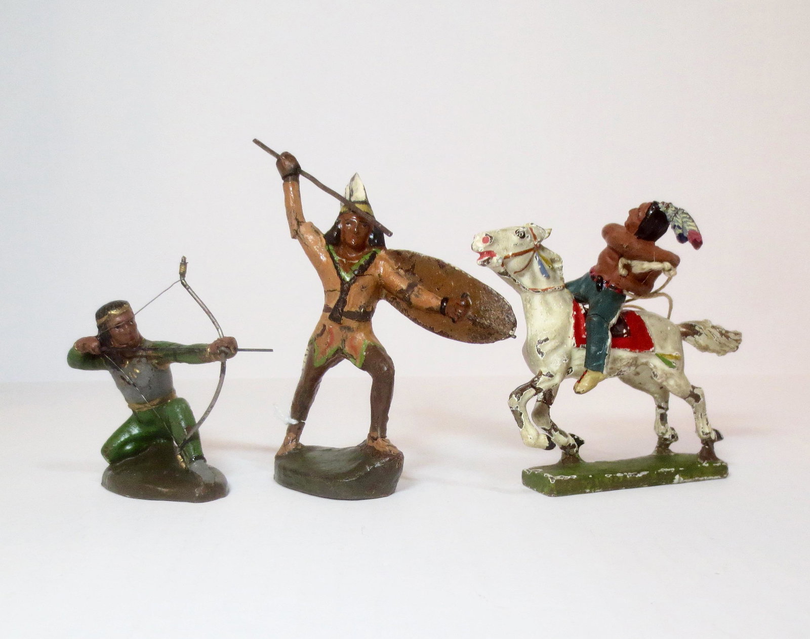 Lineol Composition American Indians: 3 pieces. Excellent to good condition, with some cracks and paint wear. Unboxed.