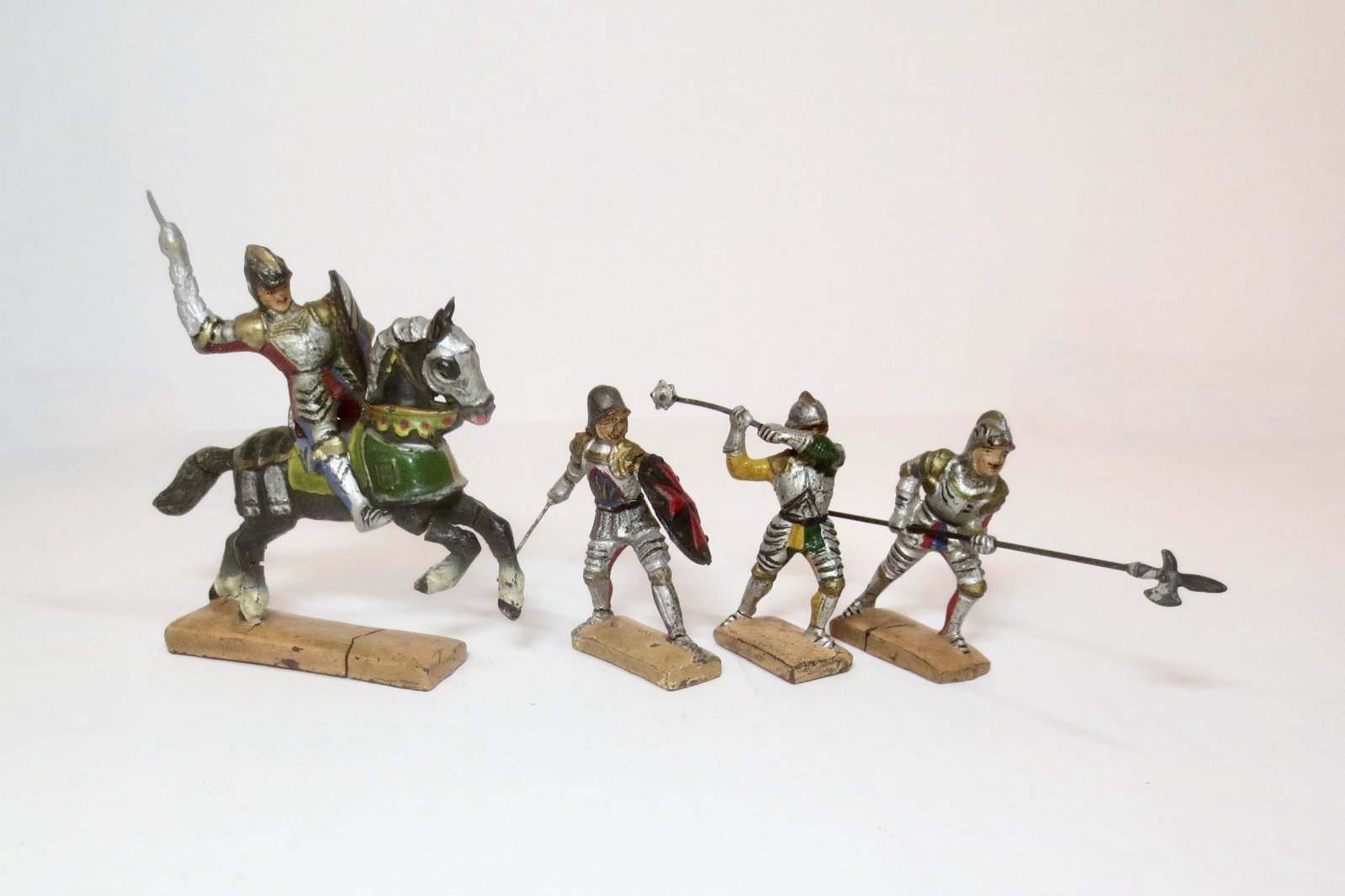 Lineol 60mm Composition Knights: 4 pieces. Very good to good condition. Cracks in three bases. Unboxed.