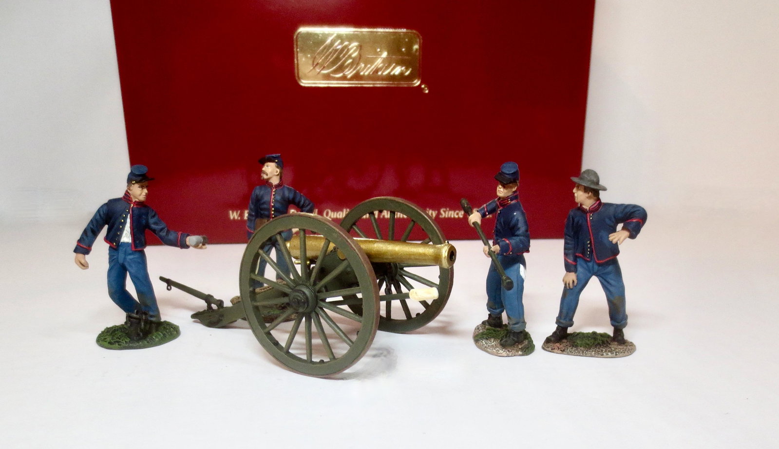 Britains #31056 Union Artillery Set: "Loading The Canister". 12 pound Napoleon Gun and 4 man crew. 5 total pieces. Mint condition. Box excellent.