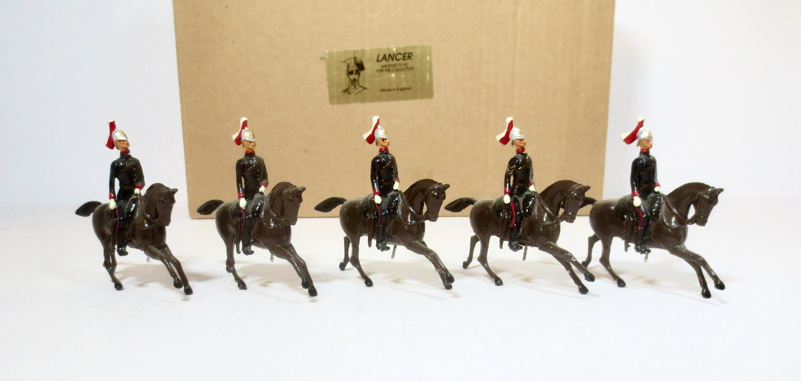 Lancer Derbyshire Yeomanry: 5 pieces. Excellent to very good condition (three heads loose on pegs). Box excellent.