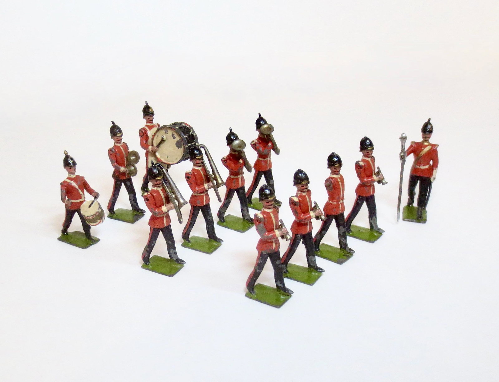 Britains #27 Band Of The Line: Pre War issue. 12 pieces. Good to fair condition. One missing arms, snare drummer missing drum stick, 5 missing helmet balls. Unboxed.