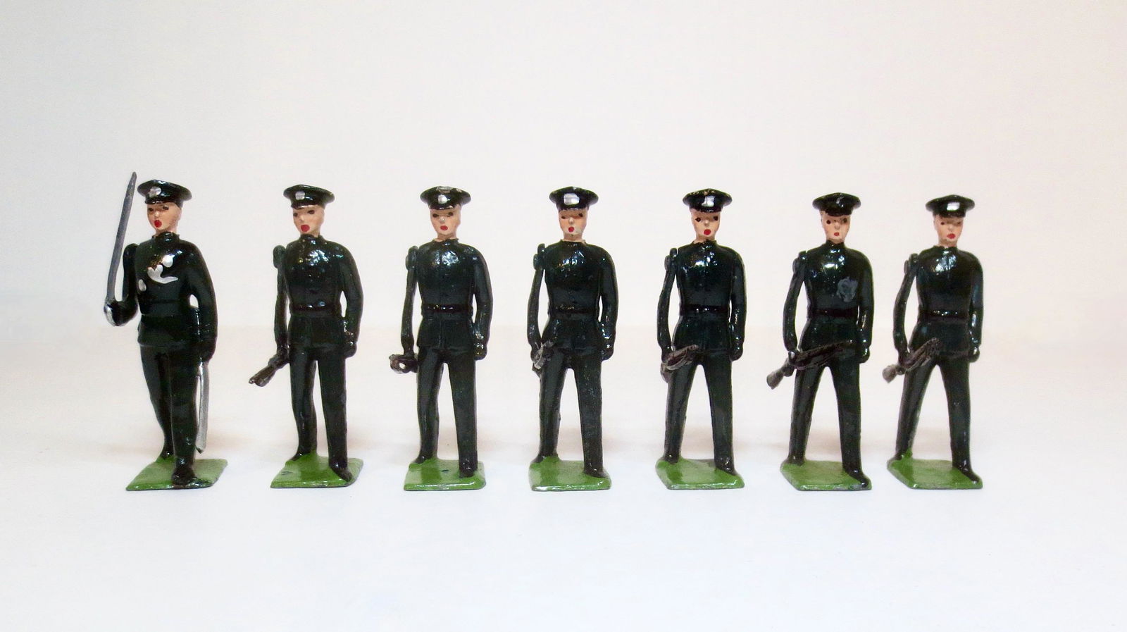 Britains #2091 Rifle Brigade Marching at Trail: Post war issue. 7 pieces. Excellent overall condition (small dent in chest of one). Unboxed.