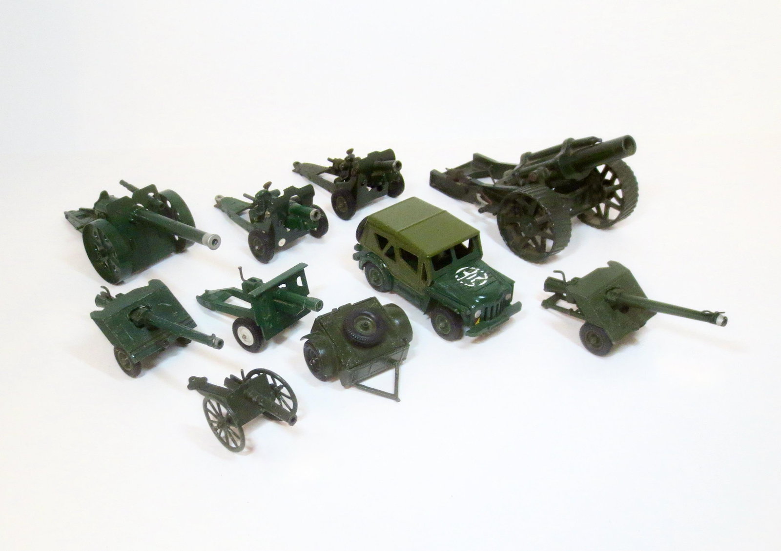 Britains Military Assortment: Includes; 18" Heavy Howitzer on Tractor #1265, Royal Artillery Gun #1263, Limber #1726, two 4.5" Howitzers #1725, 4.7 Naval Gun #1264, Jeep and more. 10 pieces. Excellent overall condition (limber mis