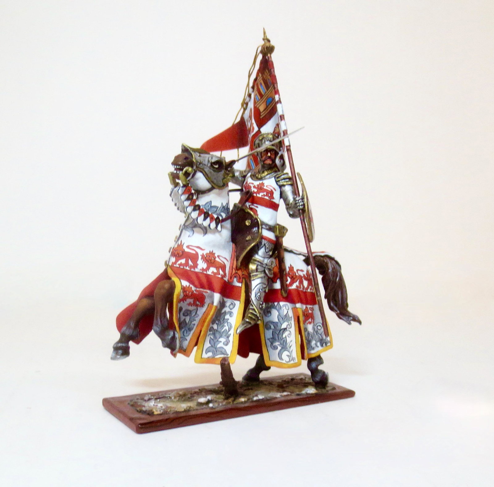 St. Petersburg Mounted Knight: In white tunic with red lion, holding sword & standard. Mounted on rearing horse. Studio painted. 60mm scale. Mint condition. No box.