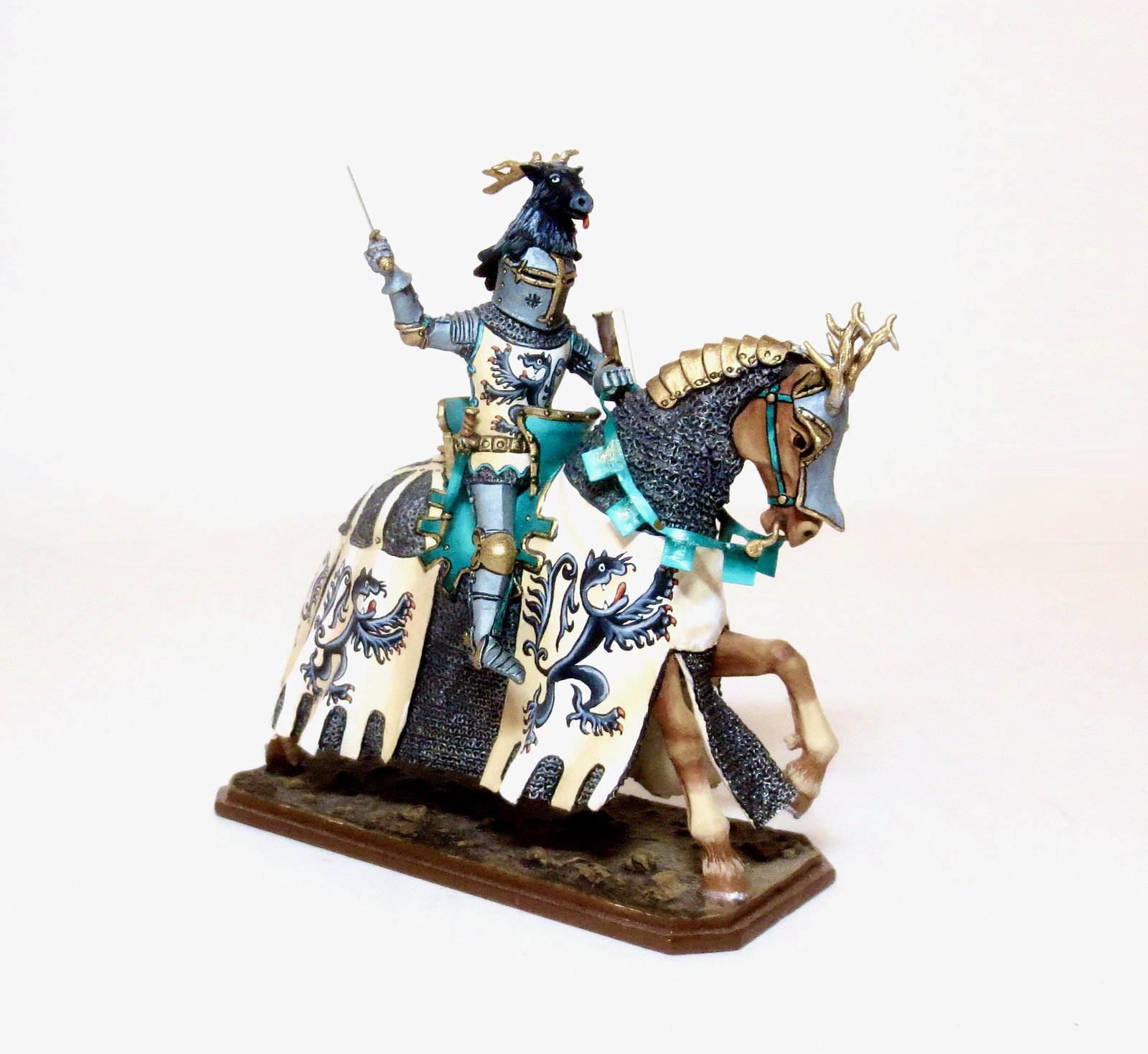 St. Petersburg Robert de Fiennes: Mounted with blue deer head, charging with drawn sword. Studio painted. Mint condition. No box.