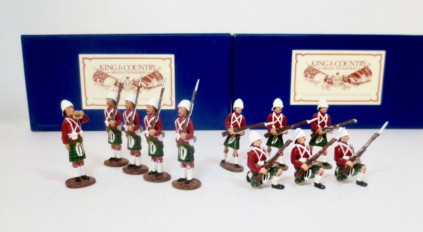 King & Country Glossy Highlanders: "Reveille" & Marching at the slope. Limited editions. 11 pieces. One missing bayonet, the rest in mint condition. Boxes excellent.