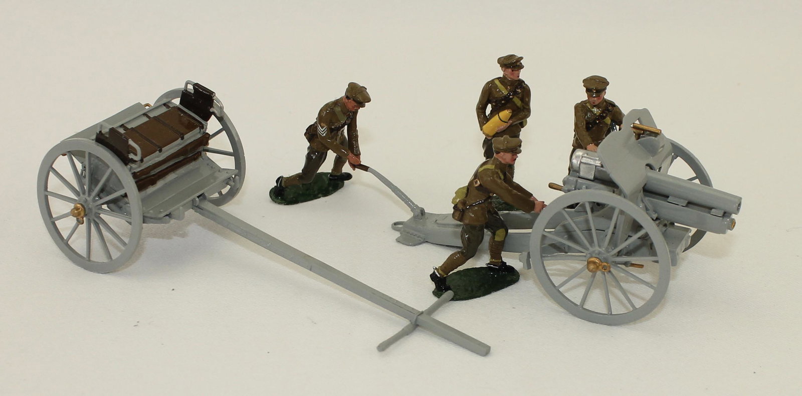 Britains Lot Artillery Gun Limber and Crew: Premier Series by Charles Biggs. WWI British Artillery Gun with Limber and Crew. 6 Pieces. Condition Excellent. No Box.