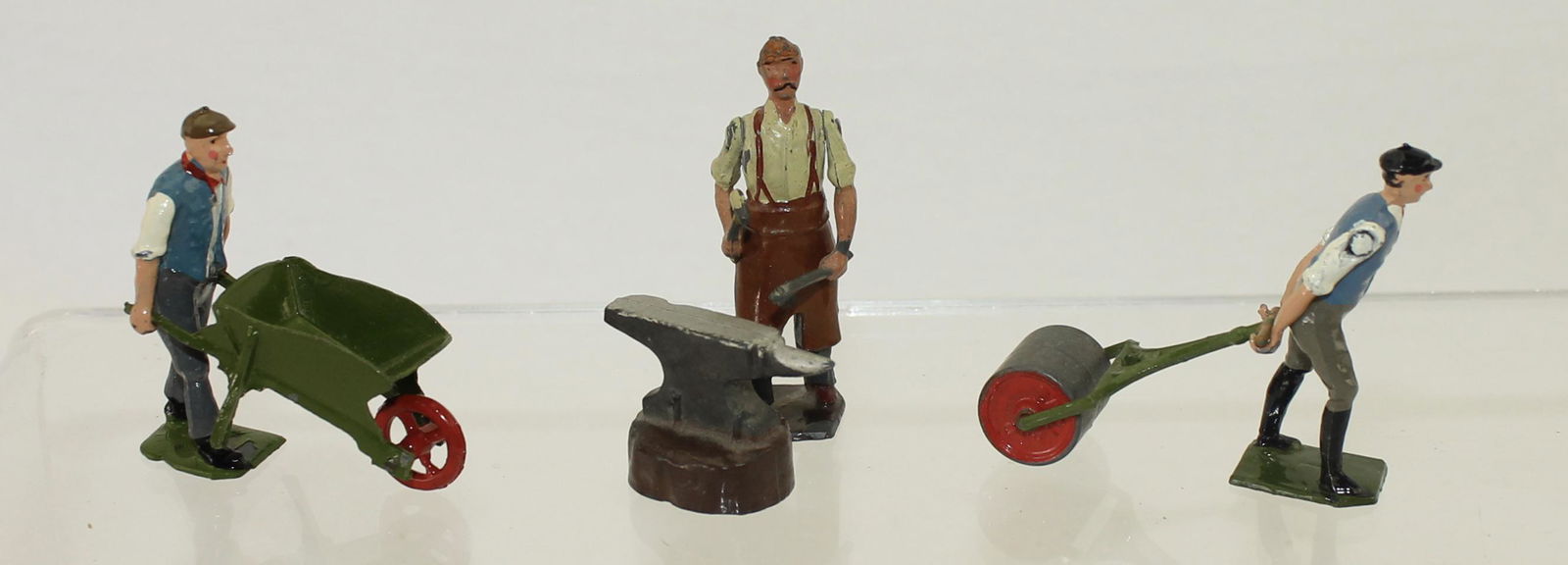 Britains Lot Garden Roller and Wheelbarrow (1 of 2)