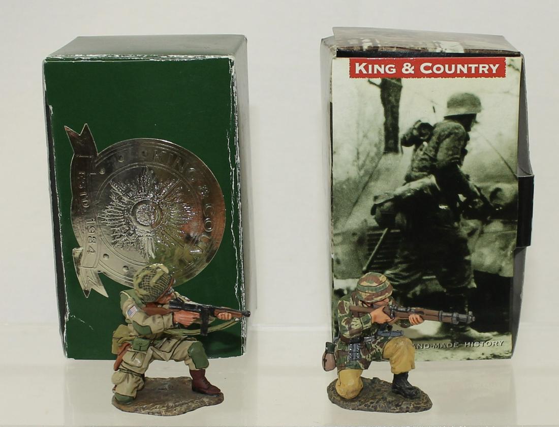 King & Country Lot Paratroopers: World War II. Lot includes FJ-012 Fallschirmjager Kneeling Firing and 82nd Airborne Kneeling with Tommy Gun From DD-037. 2 Pieces. Condition Very Good to Excellent. Ranger Arm Loose. Damage to Brim of