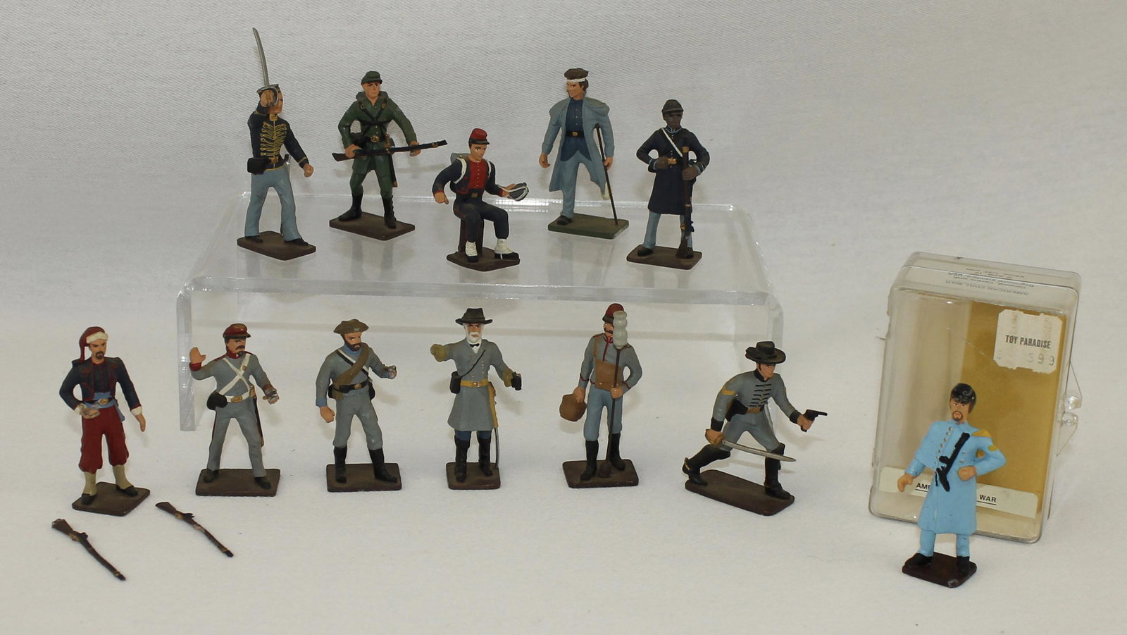 Reeves International Union Confederate Troops: Reeves International. American Civil War Union and Confederate Troops. 12 Pieces. Condition Very Good. Two Rifles Loose. One Rifle Missing. Box Good.