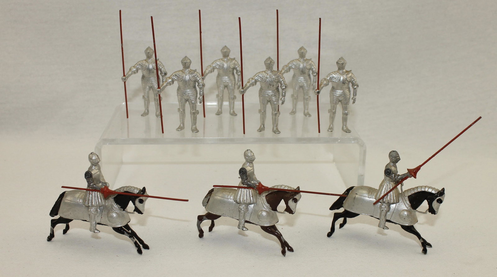 Britains # 1307 16th Century Knights In Armor: Includes Foot and Mounted. Movable Arms are Non Matching. 9 Pieces. Condition Very Good to Excellent. No Box.