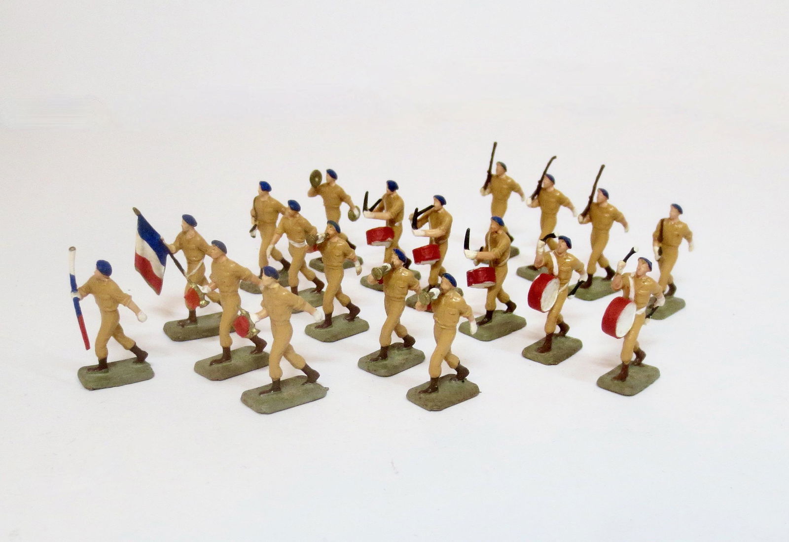 Starlux 30mm Military School Cadets: 19 pieces. Excellent condition. Unboxed.