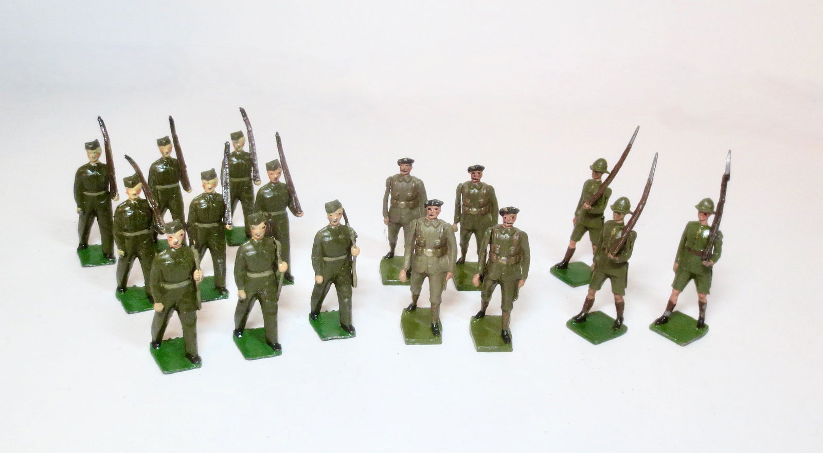 Britains Khaki Army Solid Recasts (1 of 1)