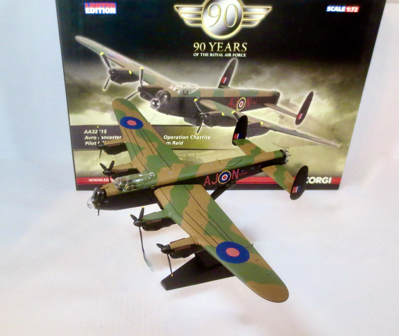 Corgi #AA32615 Avro Lancaster (1 of 1)