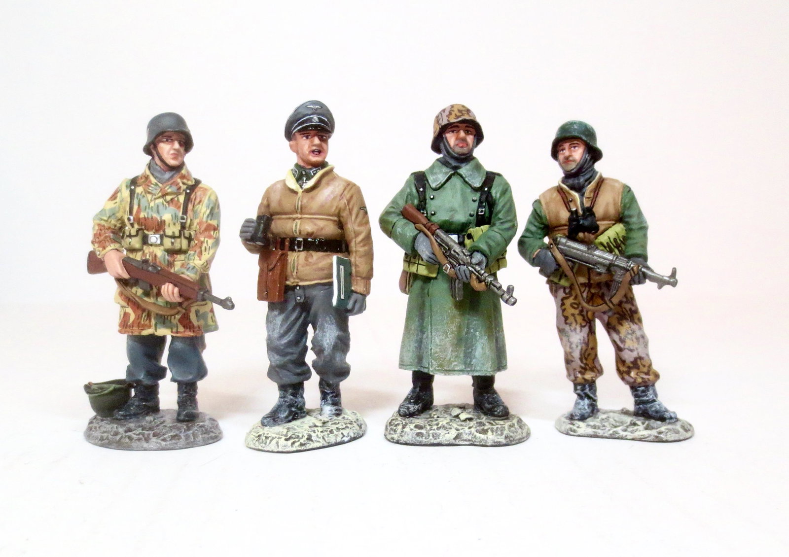 King & Country "Battle Of Bastogne" Figures: 4 pieces. Near mint condition. Unboxed.