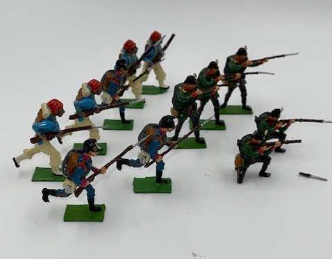 Quarter Master Corp Jaegers Trilleurs: 12 pcs, figures are in very good to fine condition. 2 figures have short bayonets.