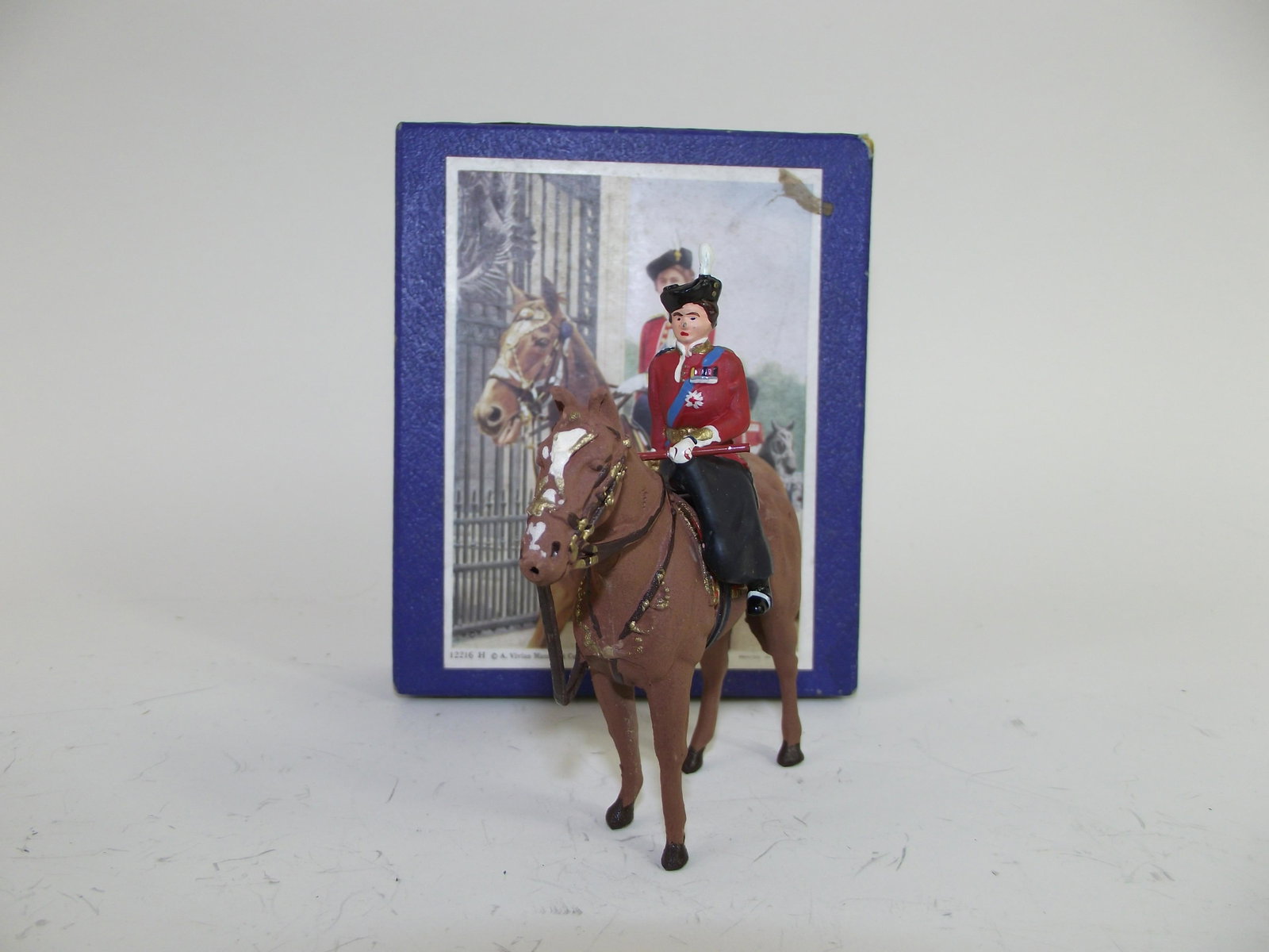 Timpo HRH Queen Elizabeth: 1 pc, figure is in very good condition. Original box included.