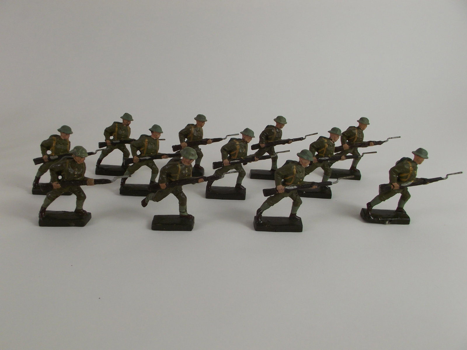Lineol Allied Infantry WWI Collection: 12 pieces , 60 mm . There are some typical cracks in the usual places . They are in good overall condition.