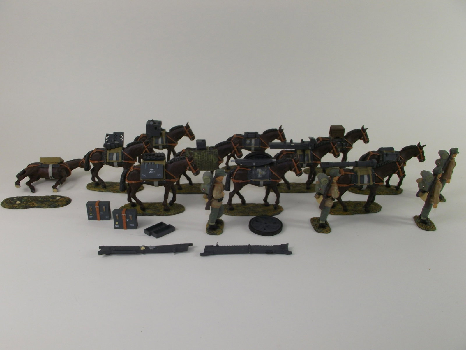 Lineol German Mountain Artillery Unit: 16 pieces plastic 70 mm. They are in very good to excellent condition. Some light repairs needed with glue.