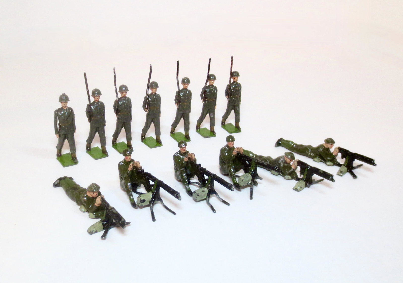 Britains Allied Infantry Figures: Post war issues. From #2033 U.S. Infantry Marching, and #1318 British Machine Gun section. 13 pieces. Excellent to very good condition (one machine gun missing a stand leg). Unboxed.