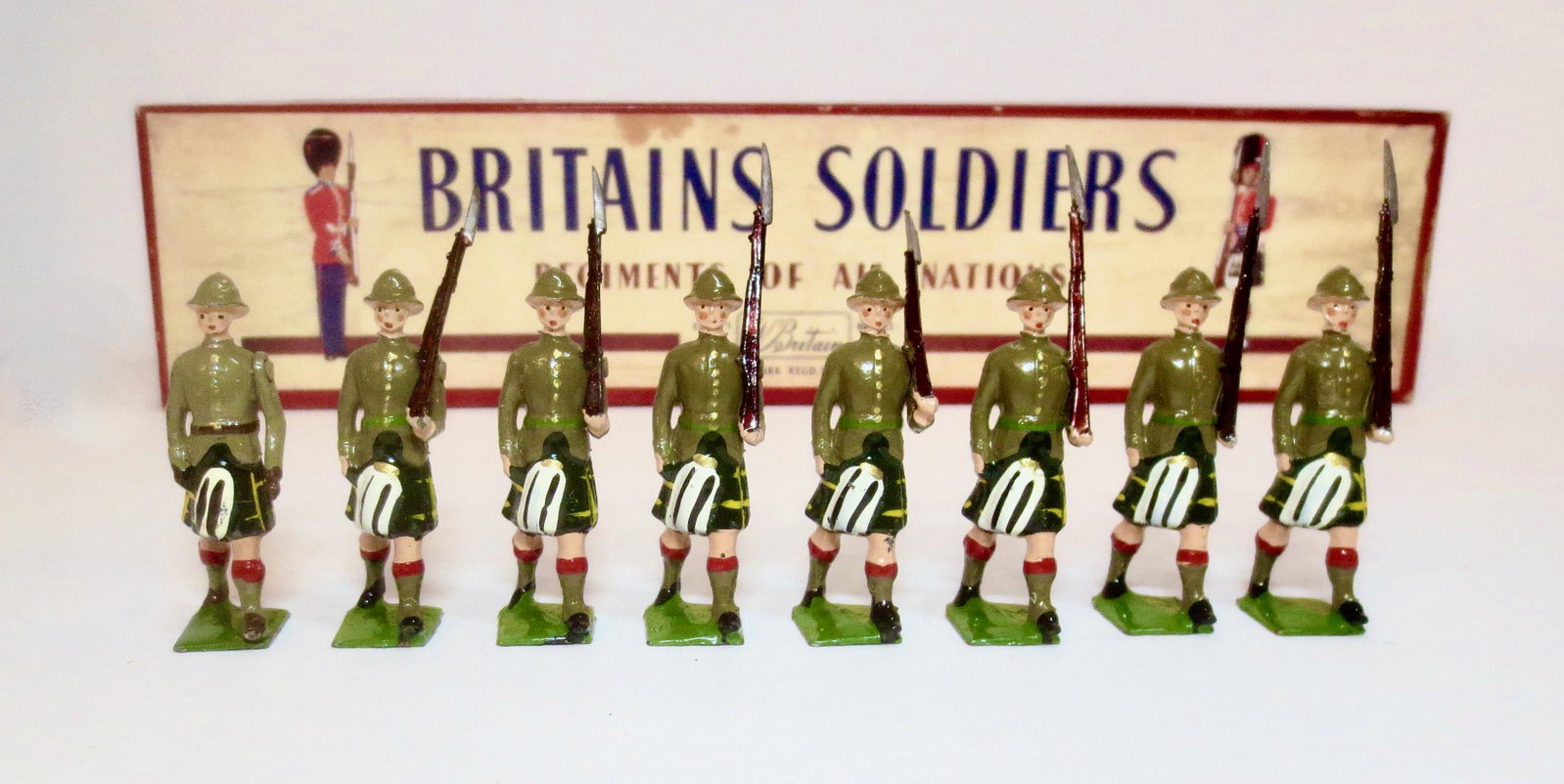 Britains #1901 The Cape Town Highlanders: Post War issue. 8 pieces. Near mint to excellent condition. ROAN label box fair (missing tie card, top label stains).