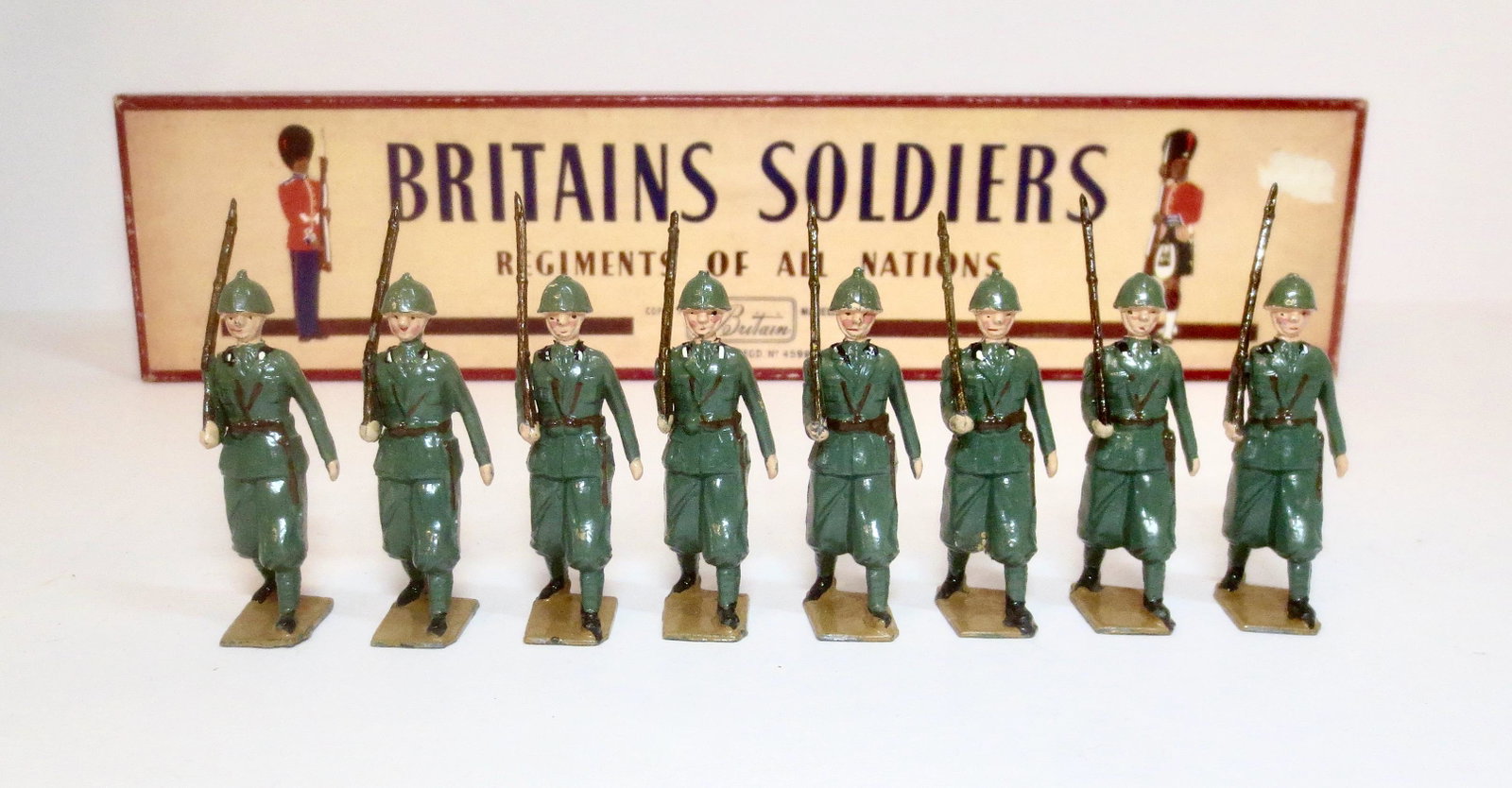 Britains #1435 Italian Infantry: Post war issue. 8 pieces. Near mint condition. ROAN label box very good.