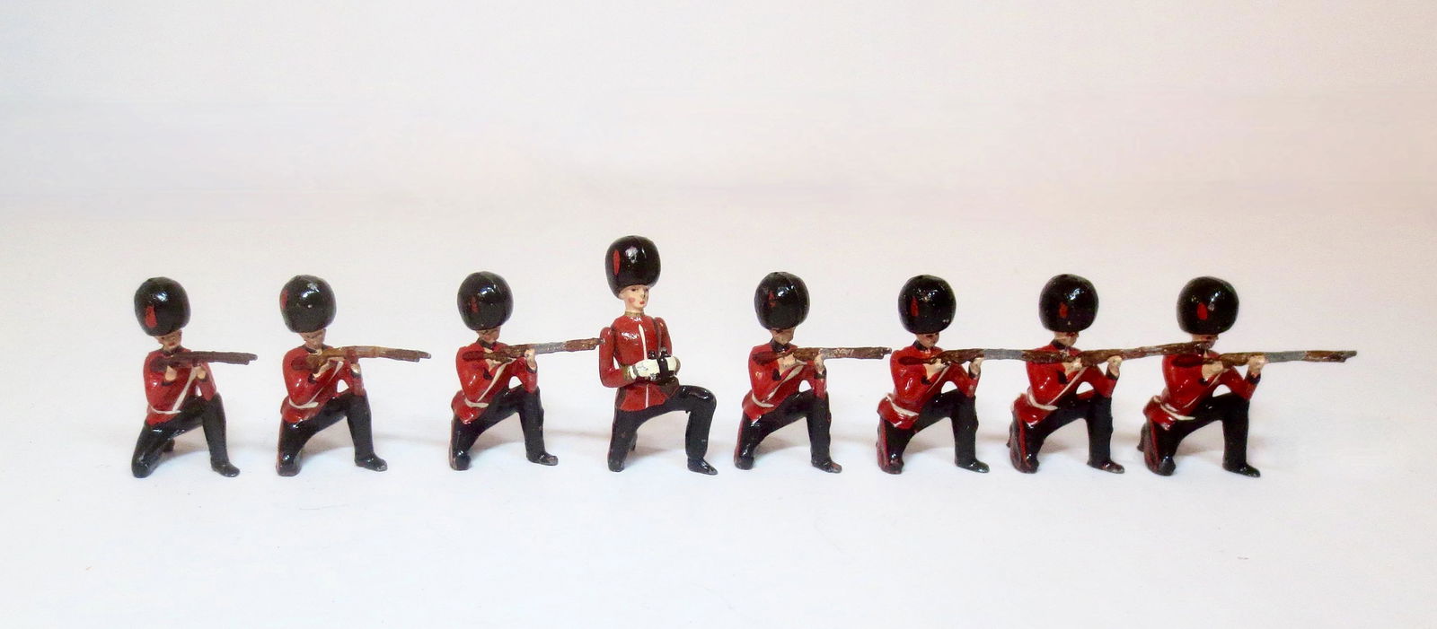 Britains #120 Coldstream Guards Kneeling (1 of 1)